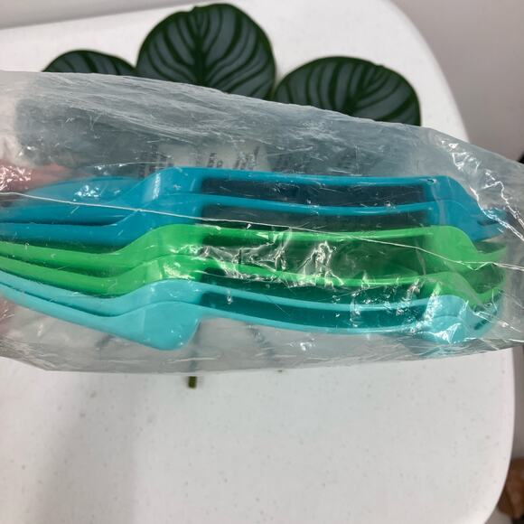 The Pampered Chef 2823 Blue Green Plastic Set Of 6 Reusable Outdoor Party Plates - Picture 4 of 4